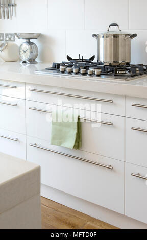 Cucina moderna con bianco unità montate con piano di cottura Foto Stock