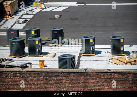 Apparecchiatura HVAC è in attesa di essere installati nel corso di una ristrutturazione di edifici storici di Williamsburg di Brooklyn a New York Domenica, 22 aprile 2018. (Â© Richard b. Levine) Foto Stock