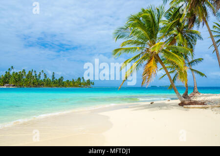 Bellissima spiaggia solitaria in Caribbean San Blas island, Kuna Yala, Panama. Il turchese mare tropicale, paradiso destinazione di viaggio, America Centrale Foto Stock