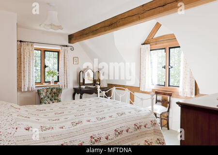 Letto matrimoniale in bianco in stile country camera da letto Foto Stock