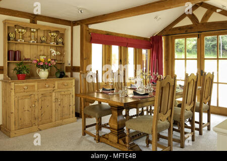 Tavolo in legno e sedie in paese moderno in stile sala da pranzo Foto Stock