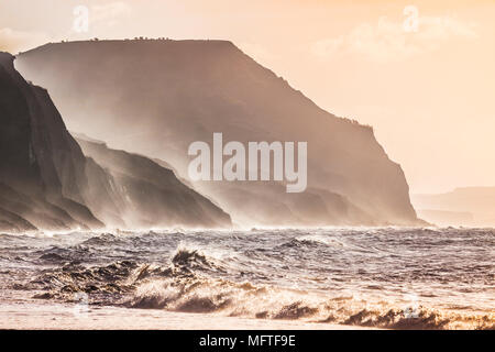 Tramonto sulla spiaggia di Charmouth guardando verso il Golden Cap. Foto Stock