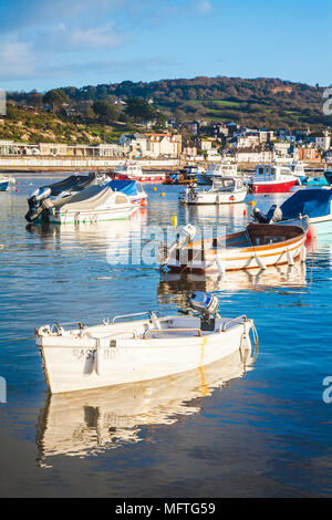 La mattina presto sul porto a Lyme Regis nel Dorset, Regno Unito. Foto Stock