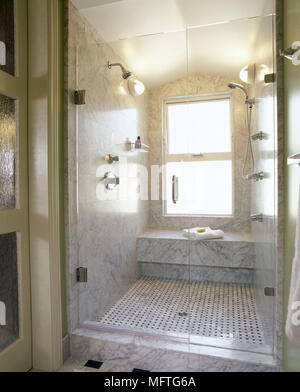 Una moderna stanza da bagno con piastrelle di marmo a piedi nella doccia USA Foto Stock