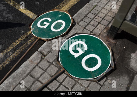 Due andare traffico segnaletica stradale giacciono da strada in East Dulwich, il 26 aprile 2018, a Londra, in Inghilterra. Foto Stock
