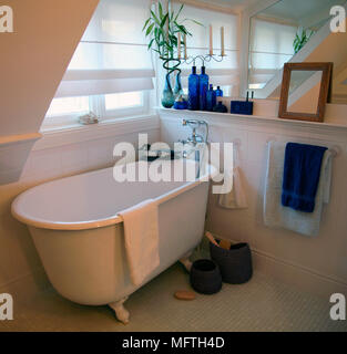 Vecchio stile freestanding roll top vasca da bagno finestra sottostante Foto Stock