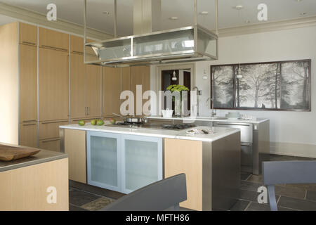 Estrattore sopra isola centrale unità nella cucina moderna Foto Stock