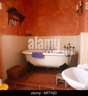 Free standing roll top bagno in bagno di terracotta Foto Stock