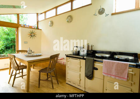 Tavolo da pranzo e sedie in moderno stile rustico cucina accanto al forno di gamma Foto Stock