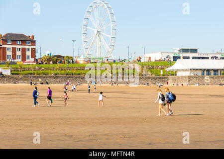 Per coloro che godono di una passeggiata sulla spiaggia e prendere il sole in una calda giornata di primavera a Barry Island, Galles Foto Stock