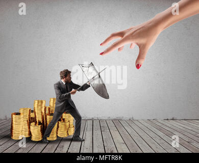 Business man protegge il capitale finanziario dall'ufficio delle imposte di combattimenti con spada e scudo. Il rendering 3D Foto Stock