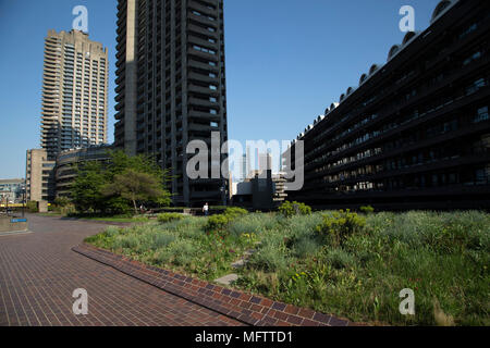 Architettura Brutalist esterno da Highwalk a Barbican Station Wagon nella City di Londra, Inghilterra, Regno Unito. Il Barbican Centre è un performing arts center all'interno del Barbican Station Wagon e è di proprietà, finanziato e gestito da la City of London Corporation. Foto Stock