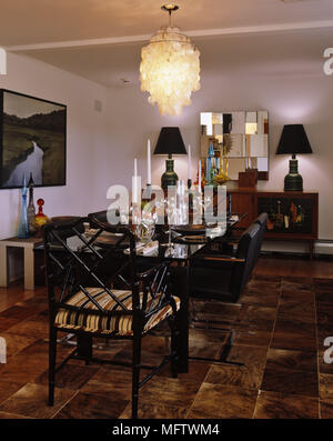Lampadario sopra in legno nero e tavolo da pranzo insieme per la cena nella sala da pranzo moderna Foto Stock