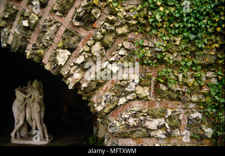 Arco rustico con vista della statua al di là Foto Stock