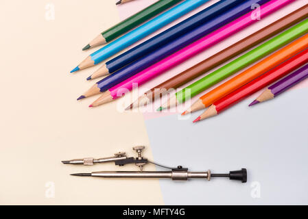 Si torna a scuola - scuola e accessori per ufficio su sfondi colorati Foto Stock