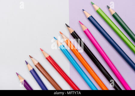 Si torna a scuola - scuola e accessori per ufficio su sfondi colorati Foto Stock