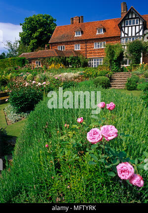 Esterno della casa di campagna con giardino terrazzato e secco muro di pietra Foto Stock