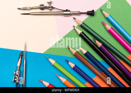 Si torna a scuola - scuola e accessori per ufficio su sfondi colorati Foto Stock