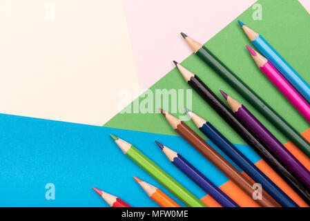 Si torna a scuola - scuola e accessori per ufficio su sfondi colorati Foto Stock