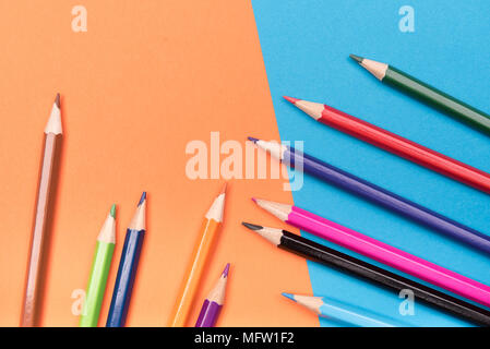 Si torna a scuola - scuola e accessori per ufficio su sfondi colorati Foto Stock