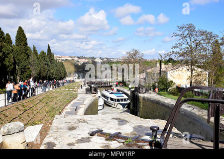 I nove lucchetti di Fonseranes (Neuf Ecluses de Fonseranes) sul Canal du Midi, Beziers, Herault, Languedoc, SW Francia Aprile 2018. Le serrature consentono boa Foto Stock