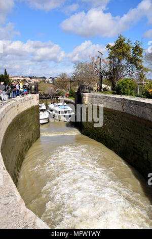 I nove lucchetti di Fonseranes (Neuf Ecluses de Fonseranes) sul Canal du Midi, Beziers, Herault, Languedoc, SW Francia Aprile 2018. Le serrature consentono boa Foto Stock