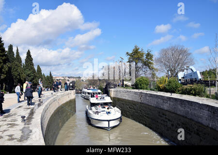 I nove lucchetti di Fonseranes (Neuf Ecluses de Fonseranes) sul Canal du Midi, Beziers, Herault, Languedoc, SW Francia Aprile 2018. Le serrature consentono boa Foto Stock