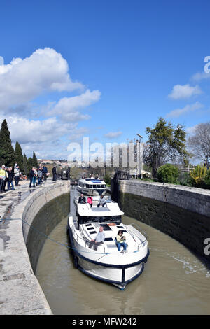 I nove lucchetti di Fonseranes (Neuf Ecluses de Fonseranes) sul Canal du Midi, Beziers, Herault, Languedoc, SW Francia Aprile 2018. Le serrature consentono boa Foto Stock