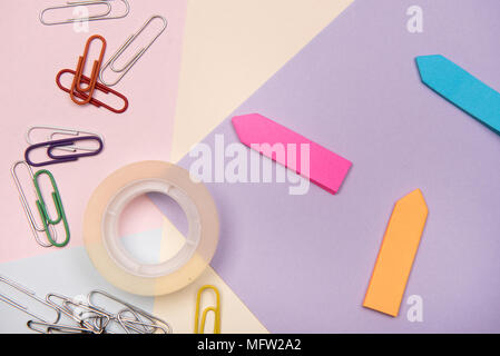 Si torna a scuola - scuola e accessori per ufficio su sfondi colorati Foto Stock