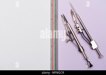 Si torna a scuola - scuola e accessori per ufficio su sfondi colorati Foto Stock