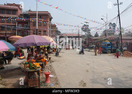Kathmandu, Nepal - Marzo 22, 2018: sorge su Pashupatinath Marg Foto Stock