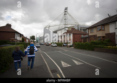 Due spettatori a camminare verso il suolo prima di Preston North End prendere sulla lettura in un campionato EFL corrispondono a Deepdale. La squadra di casa ha vinto la partita 1-0, Giordania Hughill segnando il solo obiettivo dopo 22 minuti, sorvegliato da una folla di 11,174. Foto Stock