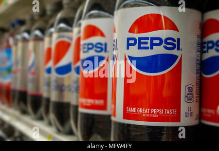 Un display di bottiglie di Pepsi-Cola in un supermercato a New York martedì, 24 aprile 2018. PepsiCo si prevede di rilasciare il suo primo trimestre utile prima della campana di apertura il 26 aprile. (© Richard B. Levine) Foto Stock