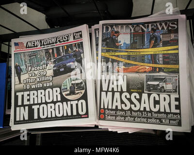 New York quotidiani su Martedì, Aprile 24 Relazione sul giorno precedente l'attacco a Toronto in Canada dove Alek Minassian ha guidato un furgone affittato giù una trafficata strada di Toronto uccidendo 10 persone e il ferimento di altre 15. (Â© Richard B. Levine) Foto Stock