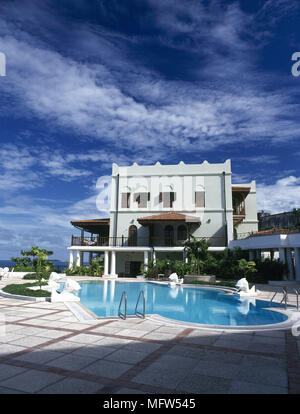 Piscina all'aperto di fronte alla villa con balcone e veranda. Foto Stock