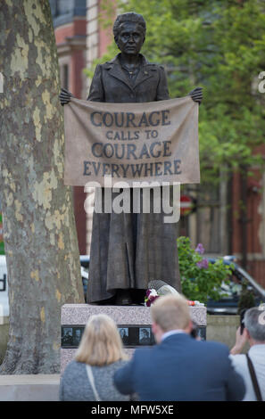 Suffragist Dame Millicent Fawcett statua in piazza del Parlamento, London, Regno Unito da Gillian indossa, aprile 2018. Foto Stock