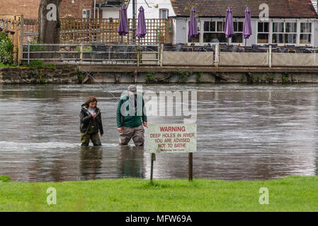 Accoppiare il guado del fiume mentre la pesca in Avon, Fordingbridge, New Forest, Hampshire, Inghilterra, Regno Unito Foto Stock