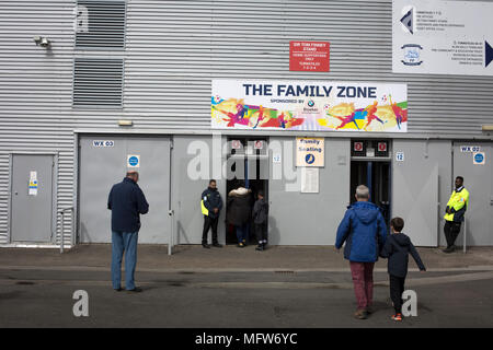 Home sostenitori fanno il loro cammino verso la zona di famiglia in Tom Finney riposare prima di Preston North End prendere sulla lettura in un campionato EFL corrispondono a Deepdale. La squadra di casa ha vinto la partita 1-0, Giordania Hughill segnando il solo obiettivo dopo 22 minuti, sorvegliato da una folla di 11,174. Foto Stock