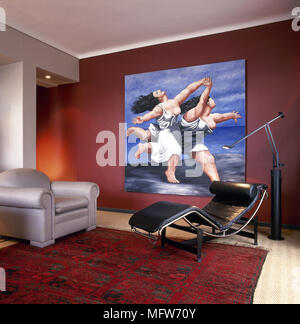 Moderno, rosso la stanza di seduta con poltroncina imbottita in pelle nera con chaise lounge e grande pittura ad olio. Foto Stock