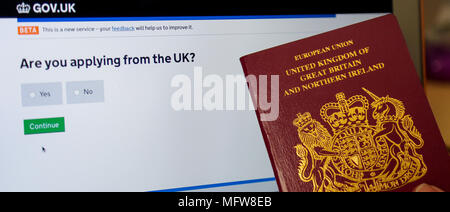 Martedì 27 marzo 2018, il prezzo di un passaporto britannico è a salire da £12.50 per coloro che si candidano per posta. Attualmente, un adulto del passaporto costa £72,50 indipendentemente da come si applica per essa ma sotto i piani del governo questo aumenterebbe del 17 per cento a £85. Il costo delle applicazioni online sarà anche andare fino - ma solo da 3 sterline a £75.50. Per i bambini le applicazioni di passaporto aumenterà anche da £12.50 (27 per cento) da £46 a £58.50 per coloro al di sotto dei sedici anni, ma sarà £ 49 online. Dotato di: atmosfera dove: Londra, Regno Unito quando: 26 Mar 2018 Credit: Dinendra Haria/WENN Foto Stock