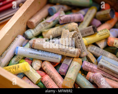 Una scatola di coloratissimi Rowney matite colorate e pastelli in un artista's studio. Foto Stock