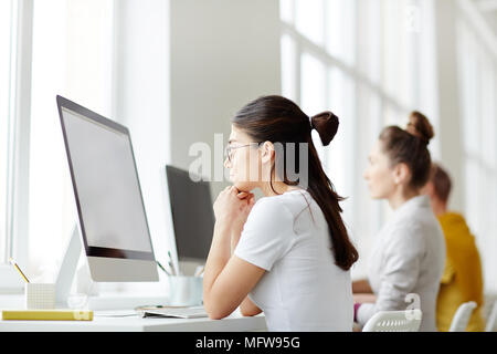 Gruppo di studenti seduti al computer di classe e di lavoro sul computer Foto Stock