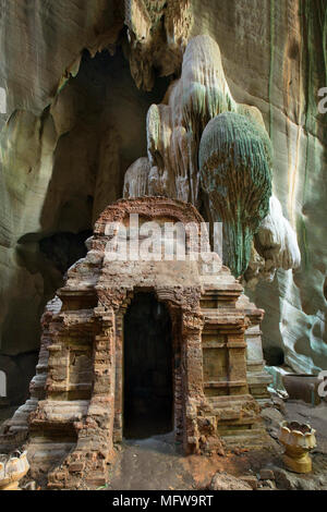 Phnom Chhnork indù Khmer tempio nella grotta in provincia di Kampot, Cambogia Foto Stock