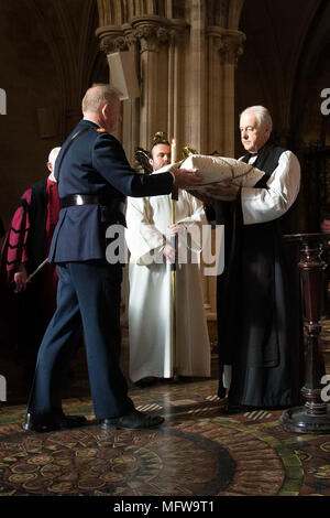 Assistente Commissario Garda Patrick Leahy presentando il cuore di Laurence O&Otilde;Toole all Arcivescovo di Dublino, la maggior parte Revd Dr Michael Jackson presso la cattedrale di Christ Church di Dublino, dopo la reliquia che è stato assente per un periodo di sei anni è stata recuperata integre. Foto Stock