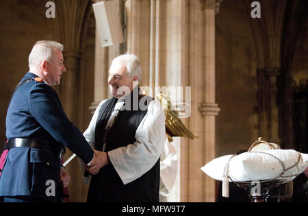 Il Commissario aggiunto del Garda Patrick Leahy presenta il cuore di Laurence OToole all'Arcivescovo di Dublino, il dottor Michael Jackson nella Cattedrale della Chiesa di Cristo a Dublino, dopo che la reliquia che manca da sei anni è stata recuperata intatta. Foto Stock