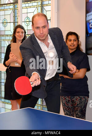 Il principe William gioca ping pong all'apertura del Centro serra a Londra. Foto Stock