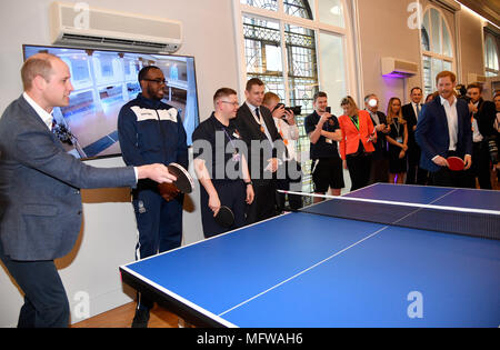 Il principe William gioca a ping-pong con il principe Harry (a destra) all'apertura del Centro serra a Londra. Foto Stock