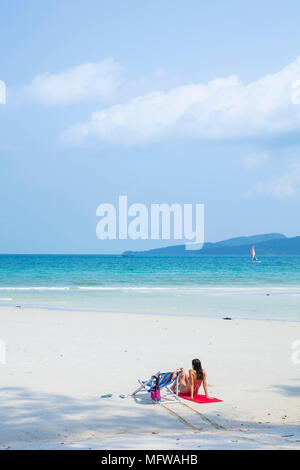 I viaggiatori rilassante sulla lunga spiaggia impostato su Koh Rong isola in Cambogia Foto Stock