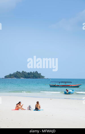 I viaggiatori rilassante sulla lunga spiaggia impostato su Koh Rong isola in Cambogia Foto Stock