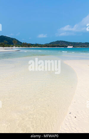Una spiaggia di sabbia bianca vuota sull'isola di Koh Rong Sanloem Foto Stock